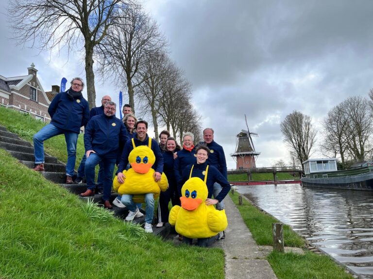Duizenden badeendjes racen door Dokkum tijdens Keningswykein